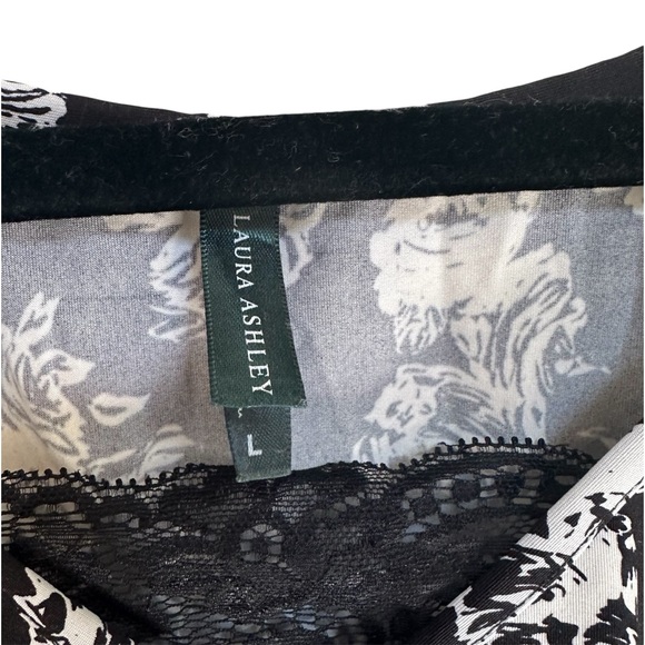 Vintage Laura Ashely Black & White Floral Blouse w/ Lace Detail in Women’s Large - Picture 2 of 3